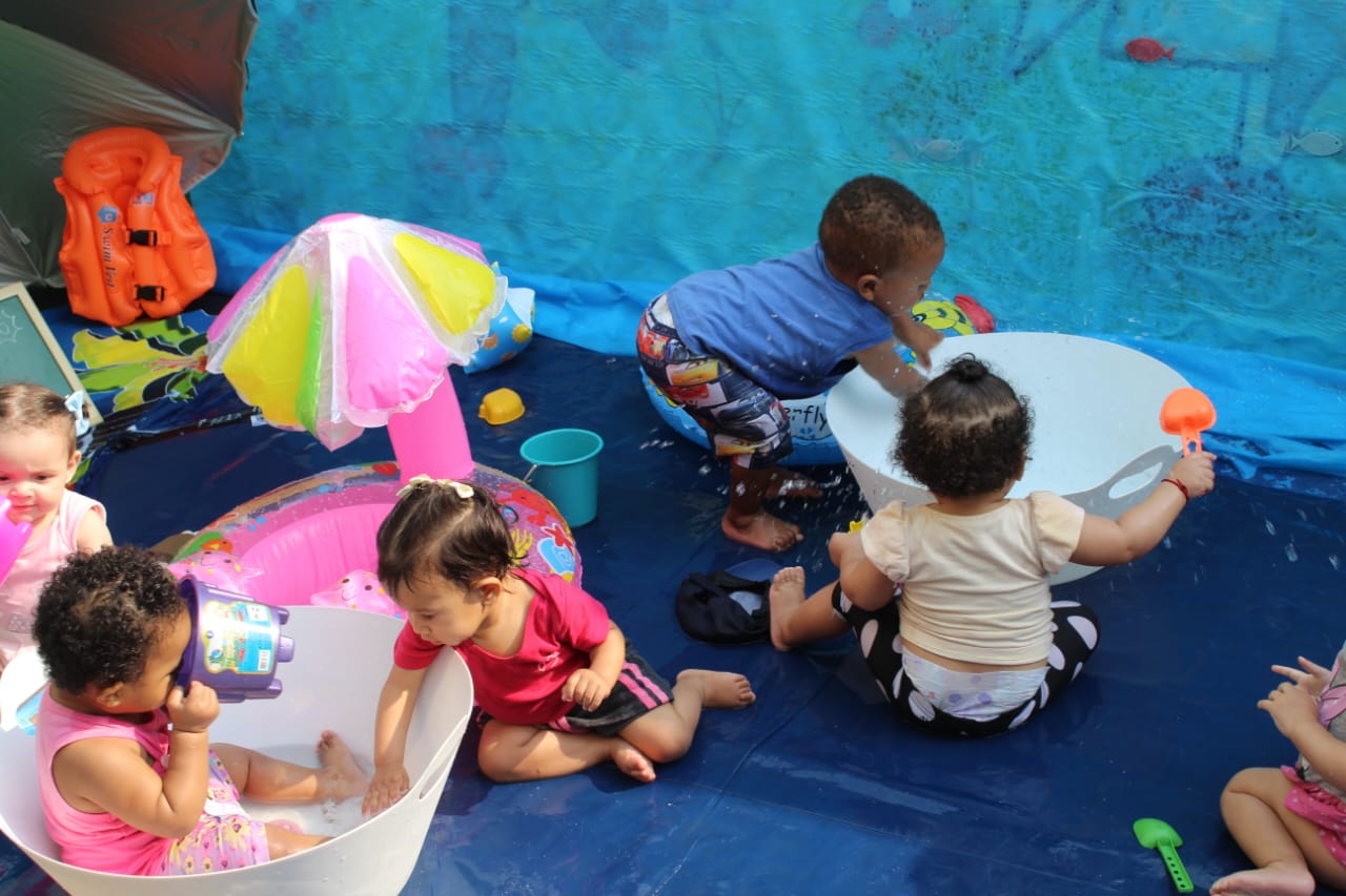 Bebês se divertem na Prainha do Berçário I
