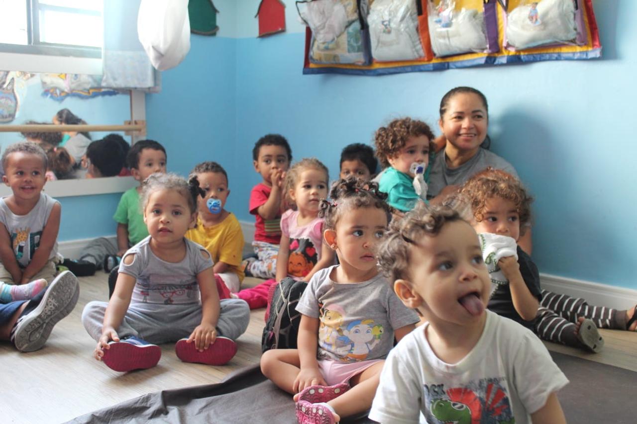 Educadoras compartilham atividade com bebês do Berçário II