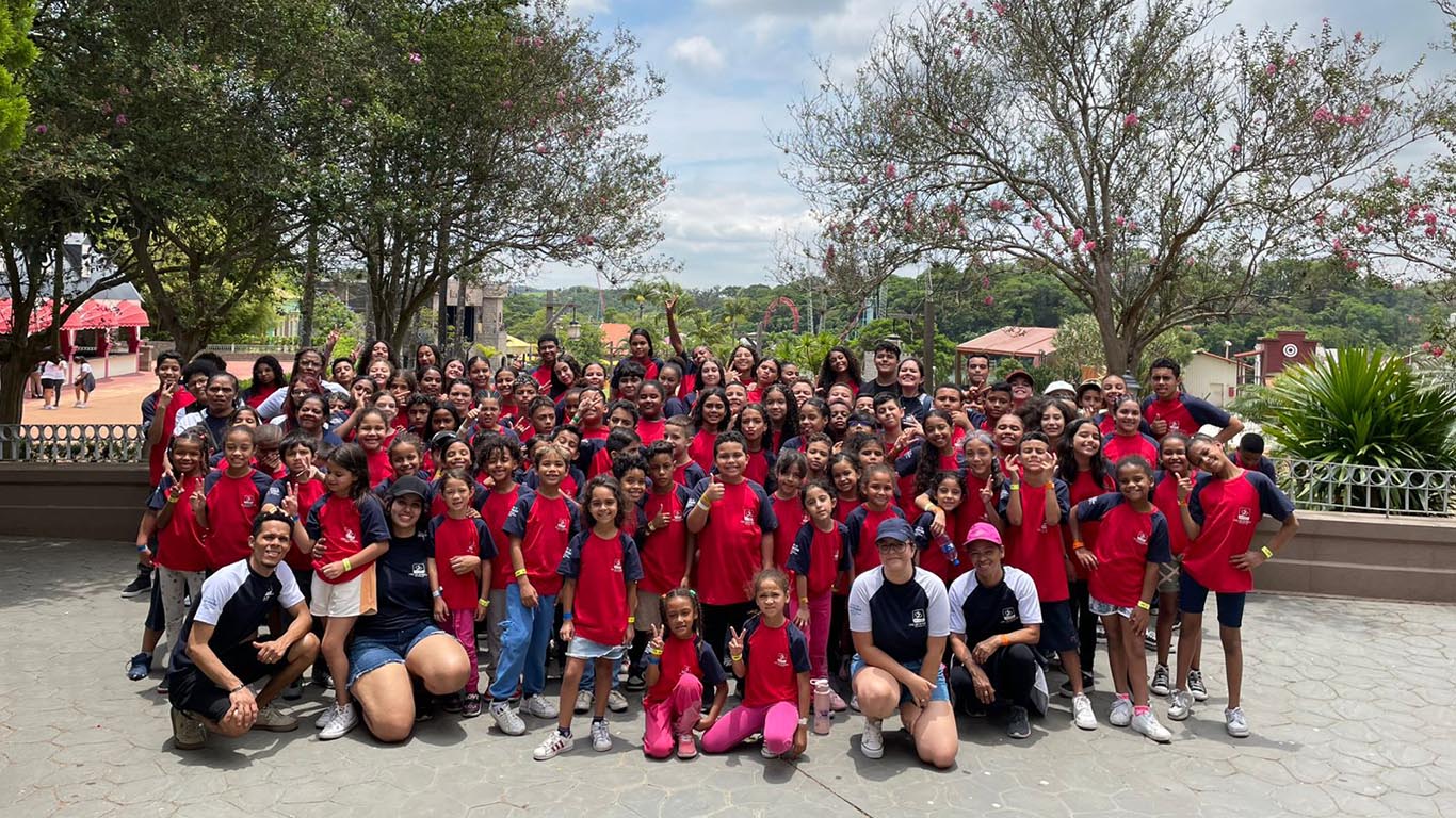 Crianças e Adolescentes têm dia de alegria e diversão no Hopi Hari