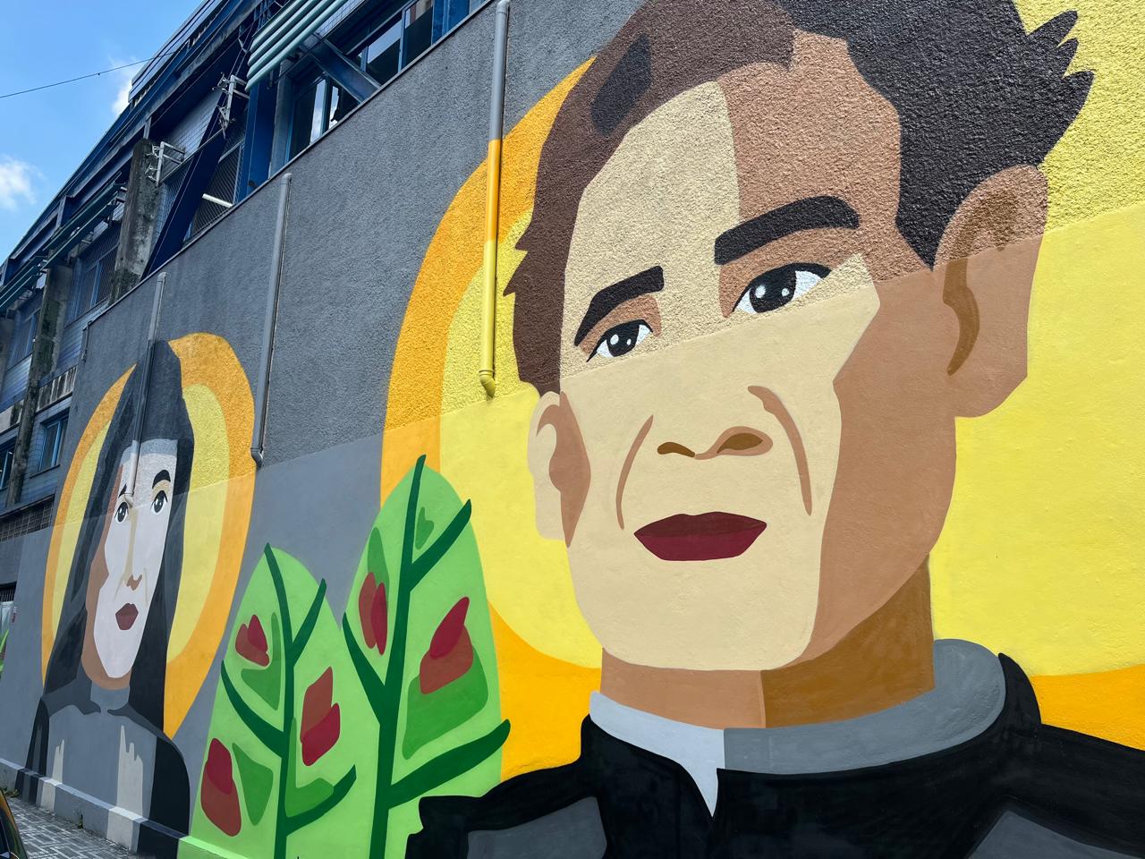 Mural artístico transforma muros do Instituto Coração de Jesus em homenagem a Dom Bosco e Madre Mazzarello