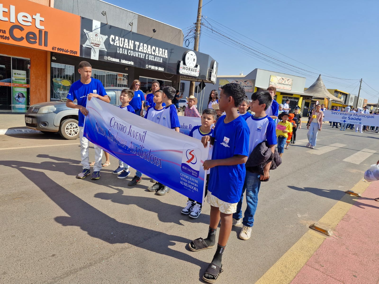 Crianças e adolescentes do Centro Juvenil Nossa Senhora Auxiliadora participam do Desfile de 7 de Setembro em Água Clara (MS)
