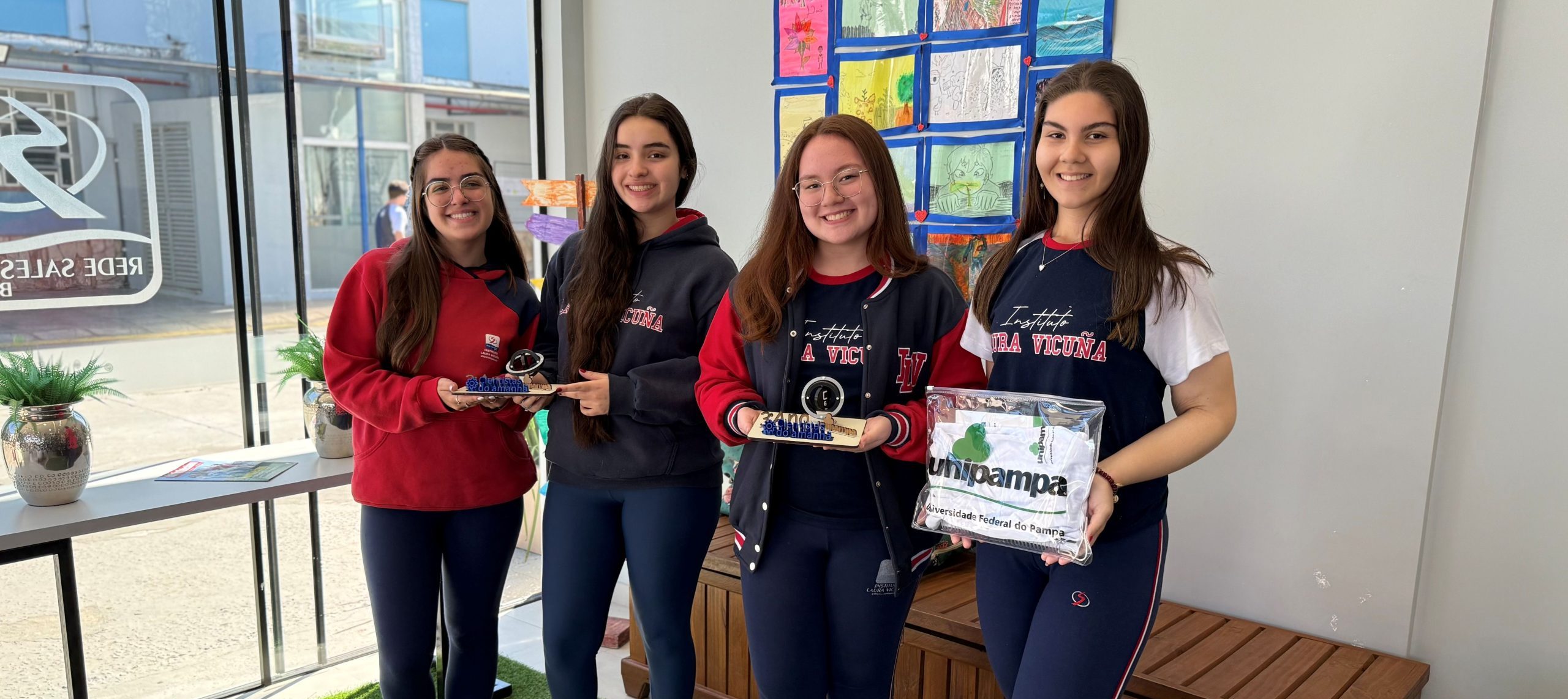 Estudantes do Instituto Laura Vicuña recebem prêmios no “Cientistas do Amanhã”