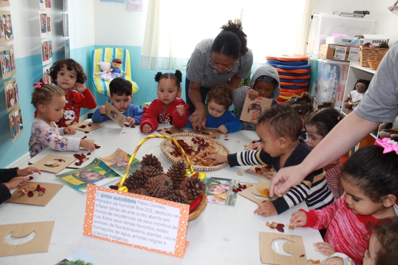Pequenos artistas do CEI Pingo de Gente se inspiram no pintor Fábio Gomes Trindade
