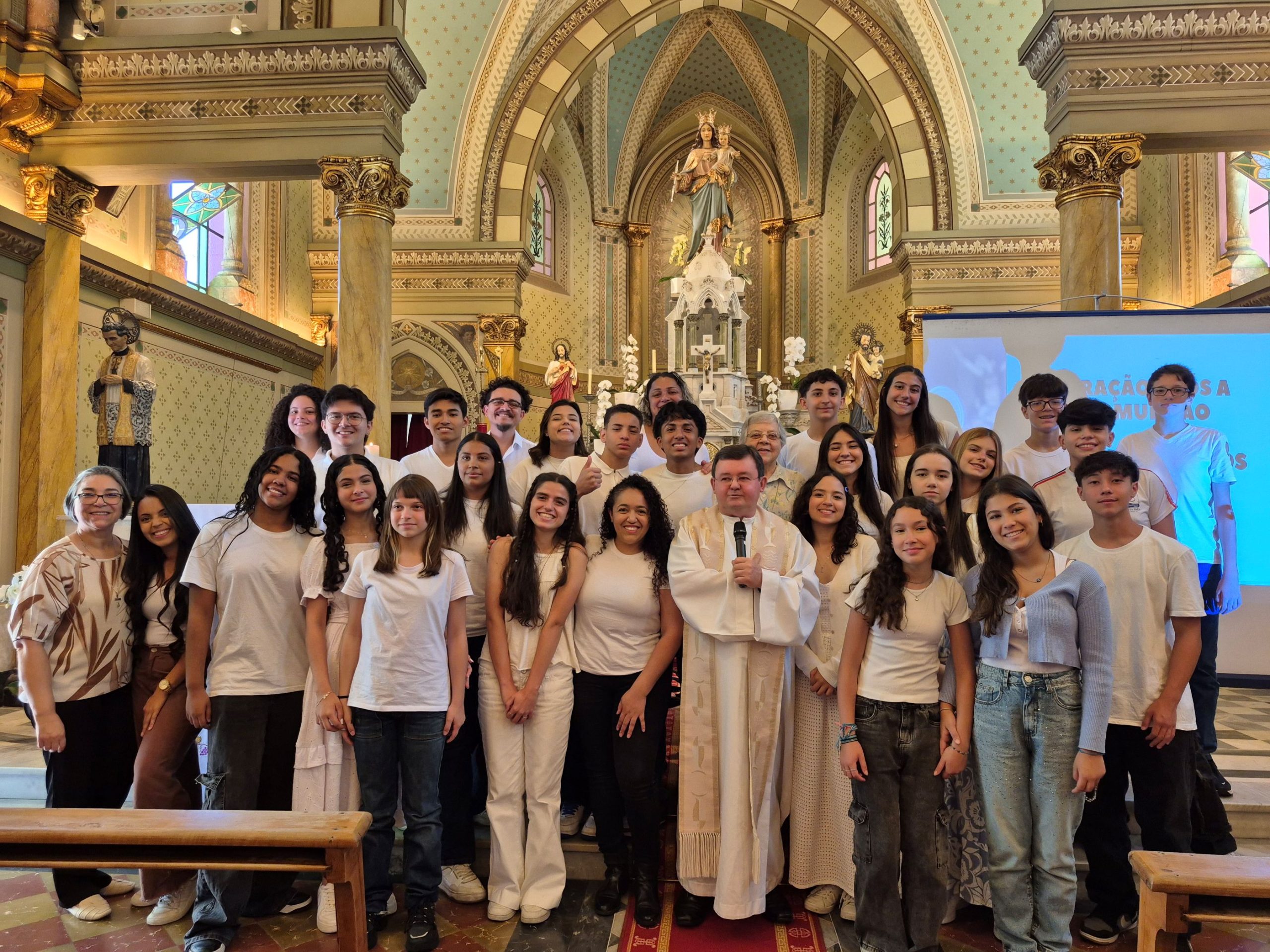Jovens e adultos celebram Primeira Eucaristia no Colégio de Santa Inês, em São Paulo