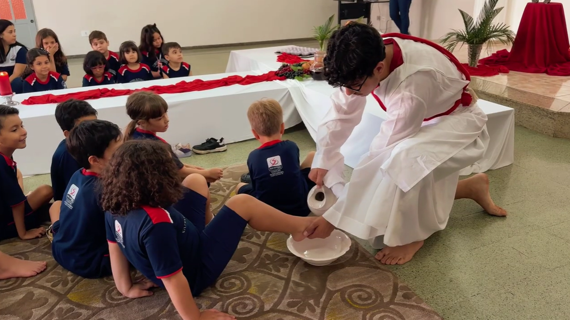 Celebração de Ramos, Lava-Pés e Partilha do Pão marcam o início do Tríduo Pascal no Colégio Auxiliadora