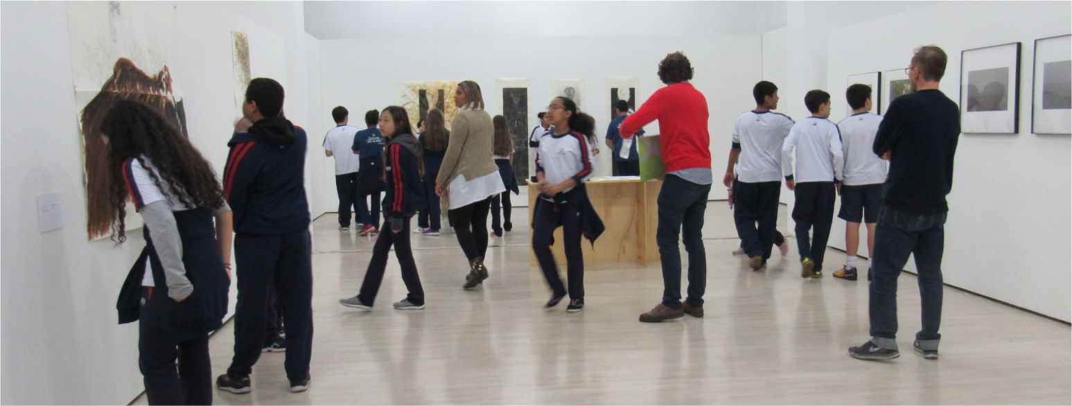 Estudantes realizam visita à exposição "Desenho, fluxo e imagem"