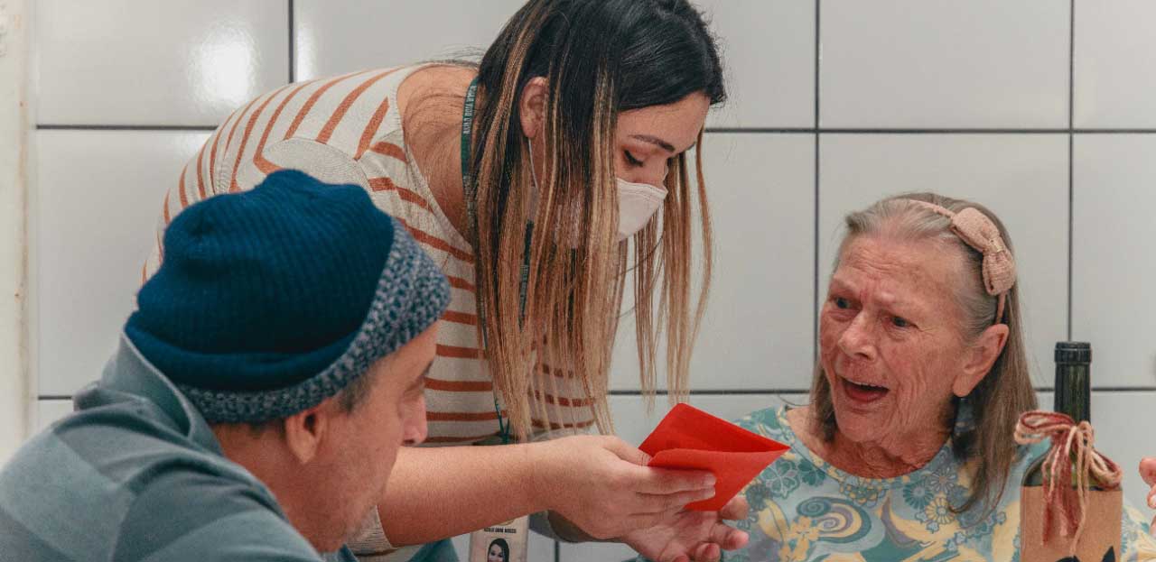 Crianças e Adolescentes do Lar Padre Jacó escrevem cartas para idosos do Asilo Dom Bosco de Itajaí