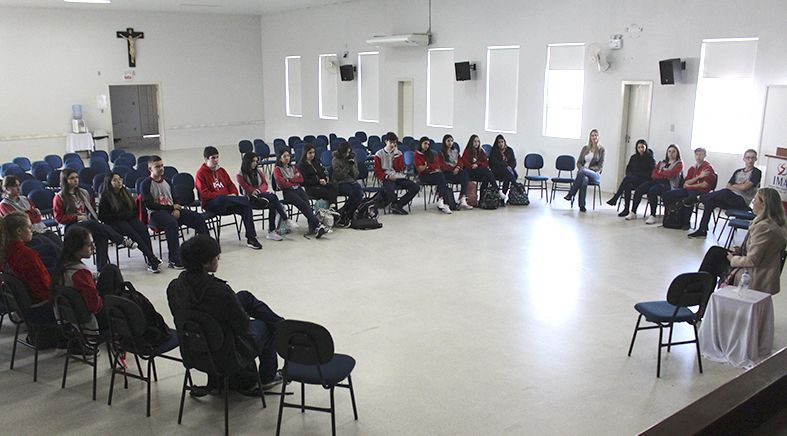 Escola aproxima profissionais e alunos do Ensino Médio em rodas de conversa