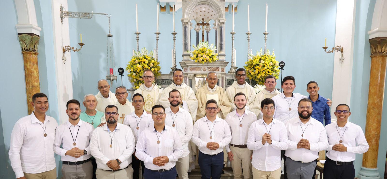 <strong>Ex-alunos das Filhas de Maria Auxiliadora fazem Profissão Religiosa temporária</strong>
