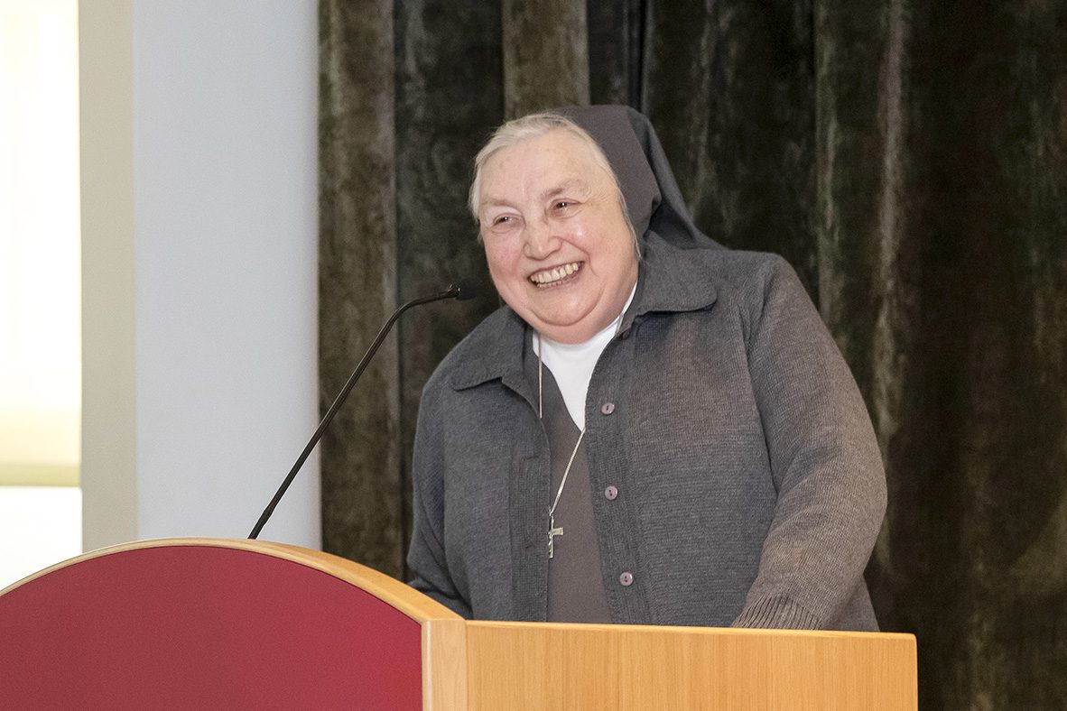 Madre Yvonne Reungoat entre os participantes do Sínodo