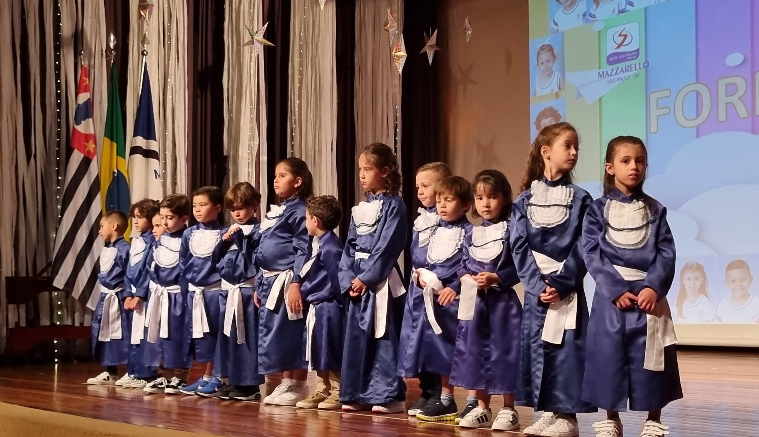 Formatura da Educação Infantil no Teatro Mazzarello encanta Famílias
