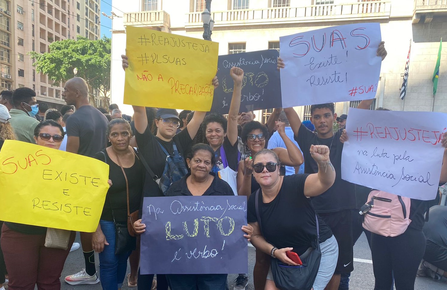Equipe do CCA Santa Lúcia participa de manifestação