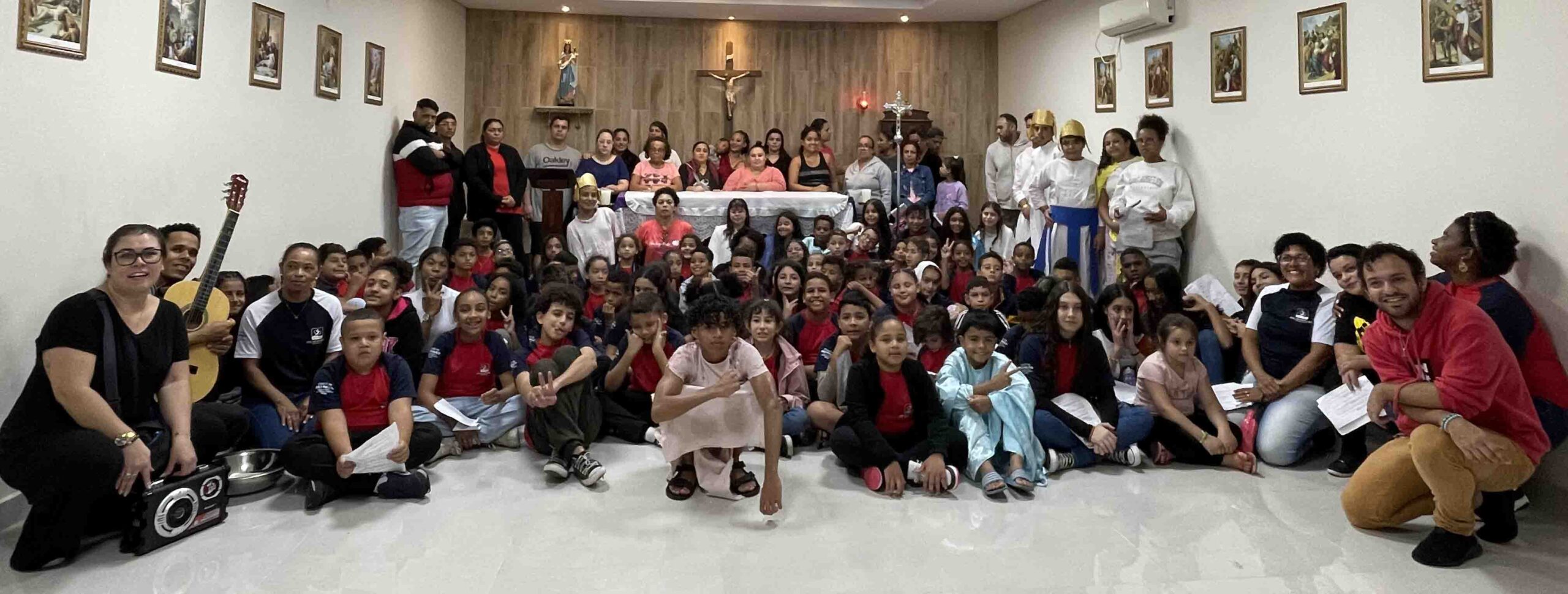 Via-Sacra protagonizada por crianças e adolescentes do CCA Santa Lúcia reúne comunidade local em espírito de fé e de devoção