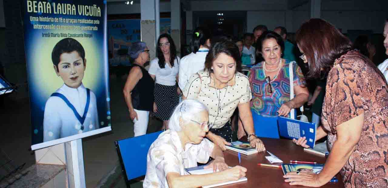Colégio abre comemoração do Centenário com lançamento de livro sobre a Bem-aventurada Laura Vicuña